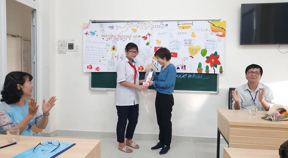 Hoài Thương tặng hoa mừng cô Khánh Linh - PGĐ đối ngoại