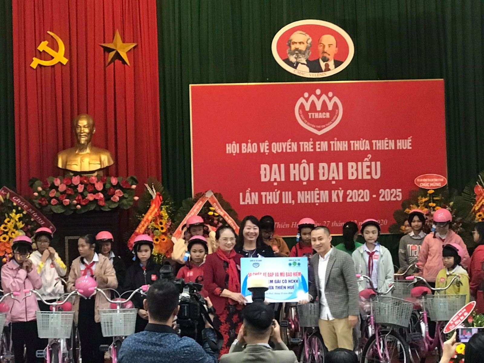 Em Nguyễn Thị Hoài Thương nhận xe đạp từ hội bảo vệ quyền trẻ em tỉnh TT Huế