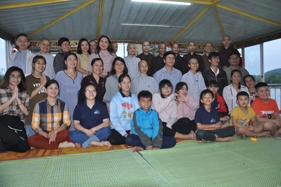 Các em Trung tâm tham gia Lễ phóng sinh do các tăng ni sinh viên – Học viện Phật giáo Việt Nam tại Huế tổ chức.