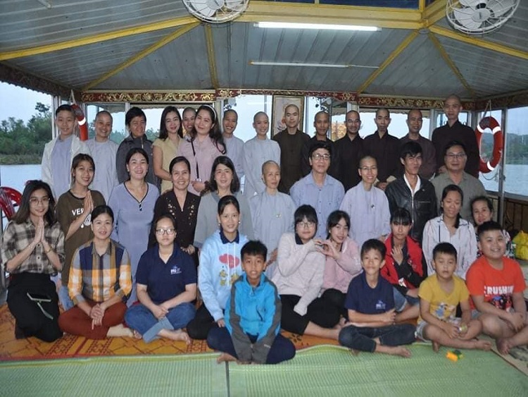 Các em Trung tâm tham gia Lễ phóng sinh do các tăng ni sinh viên – Học viện Phật giáo Việt Nam tại Huế tổ chức.